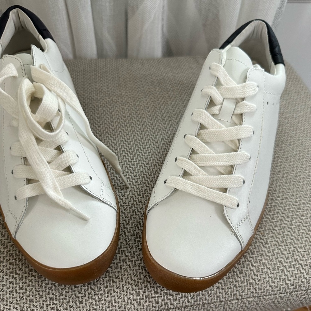 Brand new Banana Republic white lace up leather sneaker size 9